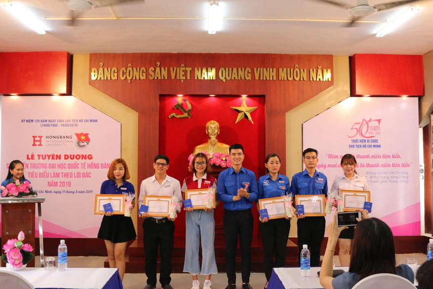 Đ/c Đỗ Đức Anh - Bí thư Đoàn trường - Trao phần thưởng tuyên dương gương SV 88vv23.com Tiêu biểu tình nguyện vì 88vv11.com