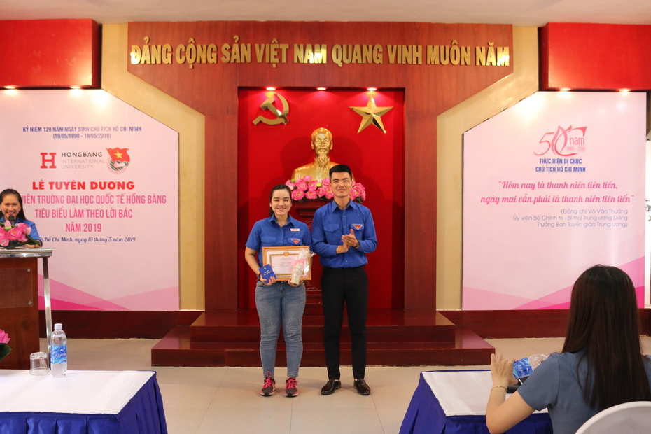 Đ/c Đỗ Đức Anh - trao phần thuởng cho gương 88vv88 tiêu biểu 88vv88 văn hoá nghệ thuật - TDTT