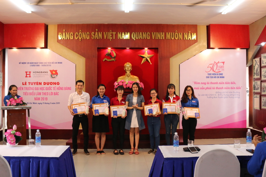Đ/c Lê Thị Bé - Đảng Uỷ Viên - Trao phần thưởng cho các gương tiêu biểu 88vv88 học tập - NCKH
