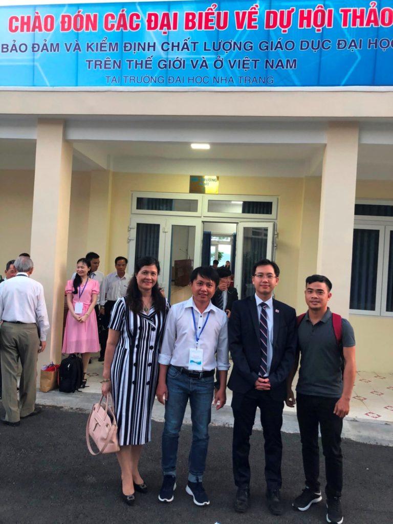 ĐH 88vvv Hồng Bàng chụp hình lưu niệm với ông Justin Tay (Giám đốc khu vực Châu Á của tổ chức xếp hạng THE)