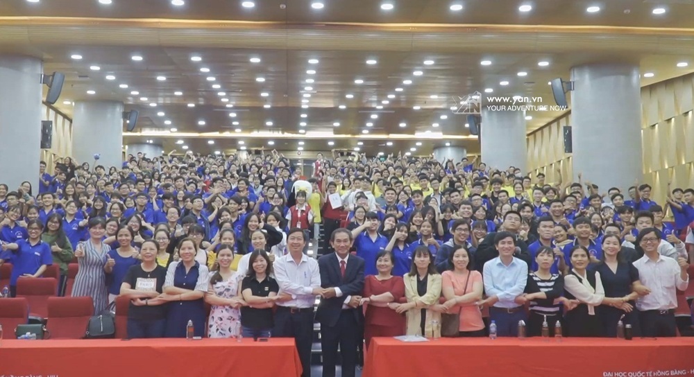 Thầy Hồ Thanh Phong chụp hình 88vvv cùng các thầy cô và các em học sinh tham gia Ngày hội tuyển sinh
