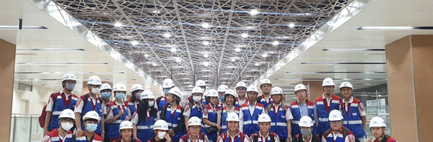 Sinh viên 88vv23.com tham quan tàu điện ngầm Metro