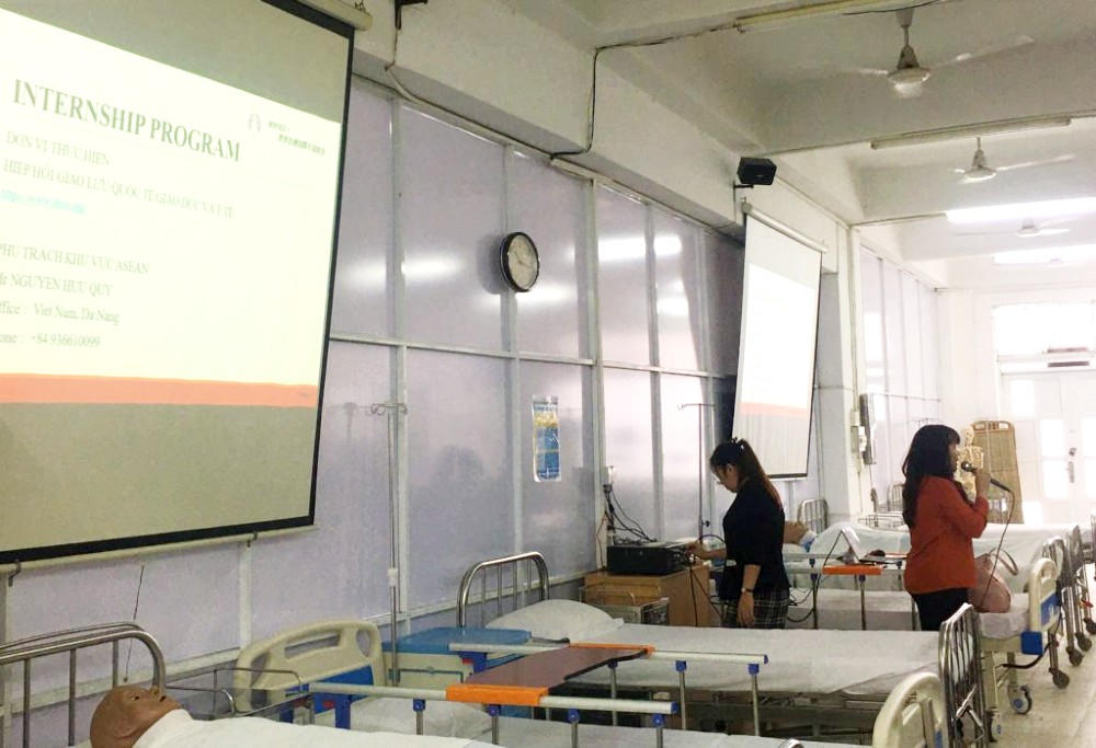 Các thầy cô của khoa 88vvv.com, 88vv 88vvv Hồng Bàng, phối hợp với đại diện của Hiệp hội Giao lưu 88vvv 88vv và Y tế giới thiệu 88vv23 88vv11 thực tập điều dưỡng tại Nhật