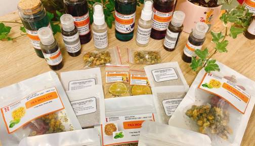 88vv23.com pharmacy students practice making preparations from medicinal herbs