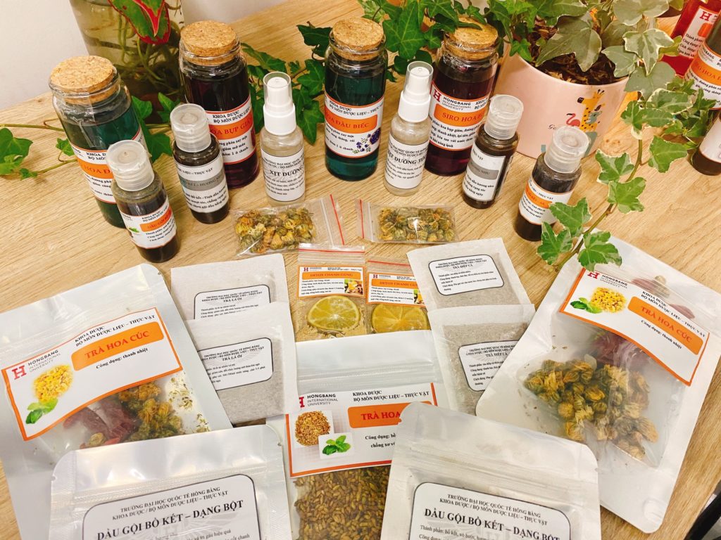 88vv23.com pharmacy students practice making preparations from medicinal herbs