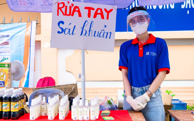 88vv23.com tặng khẩu trang và nước rửa tay sát khuẩn cho thí sinh