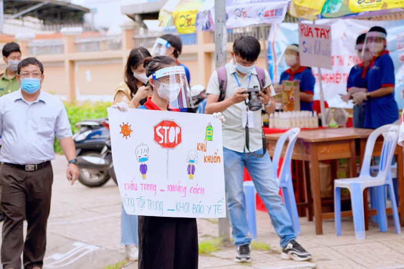 Sinh viên 88vv23.com tình nguyện tiếp sức mùa thi 2021