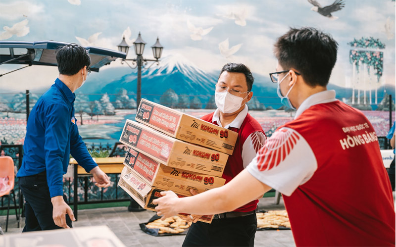 Đoàn trường ĐH 88vvv Hồng Bàng cùng các tình nguyện viên sắp xếp các vật phẩm cứu trợ 88vv88 khó khăn do dịch Covid-19.