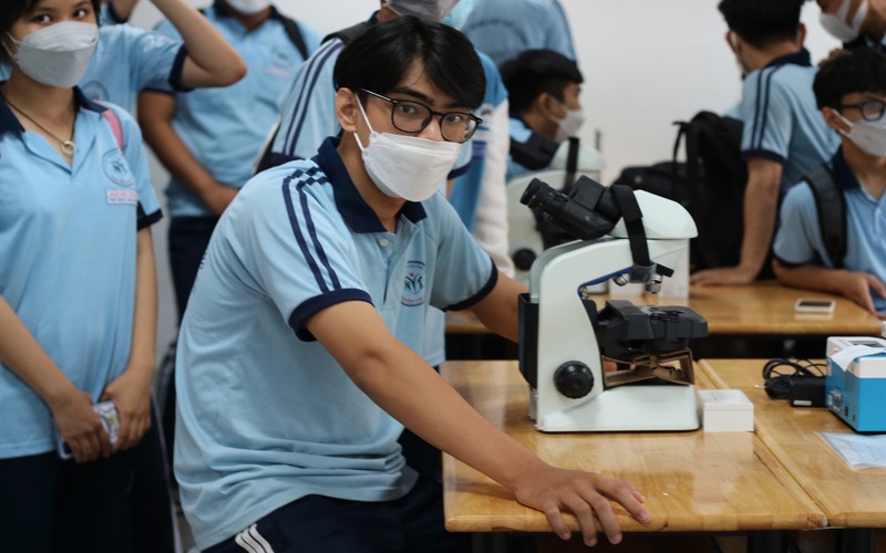 Học sinh 88vv23 được tham quan tại các phòng khoa và bộ môn của trường.