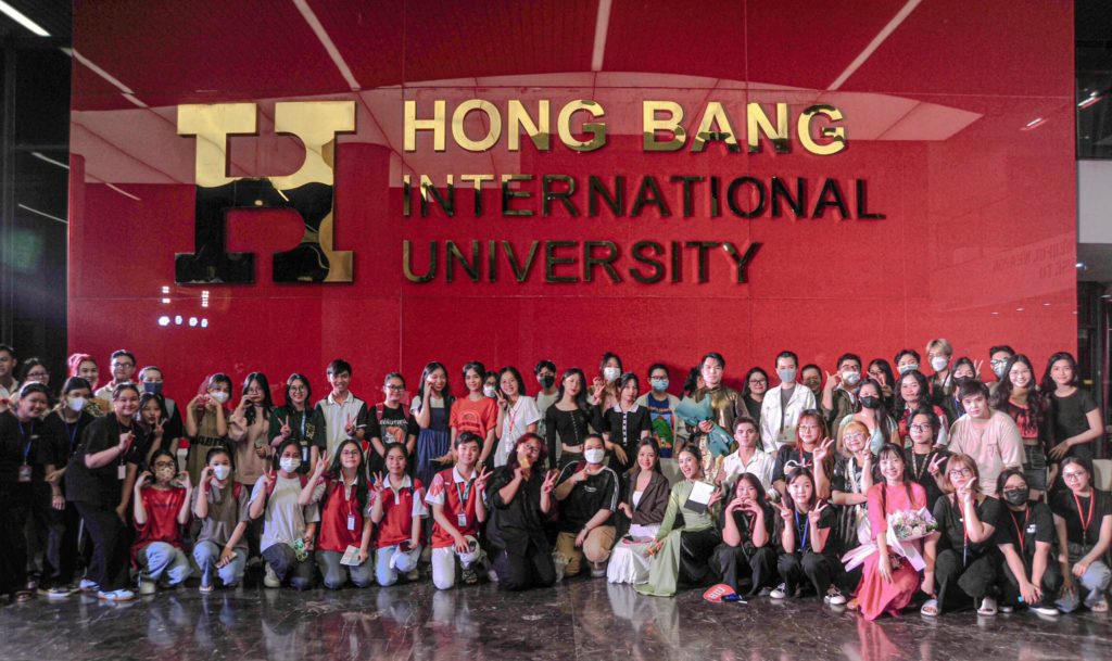 Các bạn 88vv88 ngành Quan hệ công chúng tổ chức show Áo dài Di Bản để lại nhiều ấn tượng