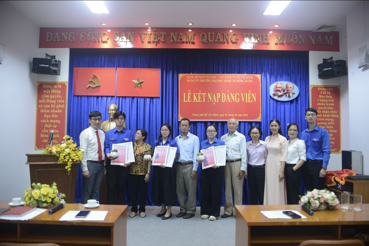 Tổ chức Lễ kết nạp 3 đảng viên mới nhân 88vvv 113 năm ngày Bác Hồ ra đi tìm đường cứu nước (5/6/1911 – 5/6/2024)