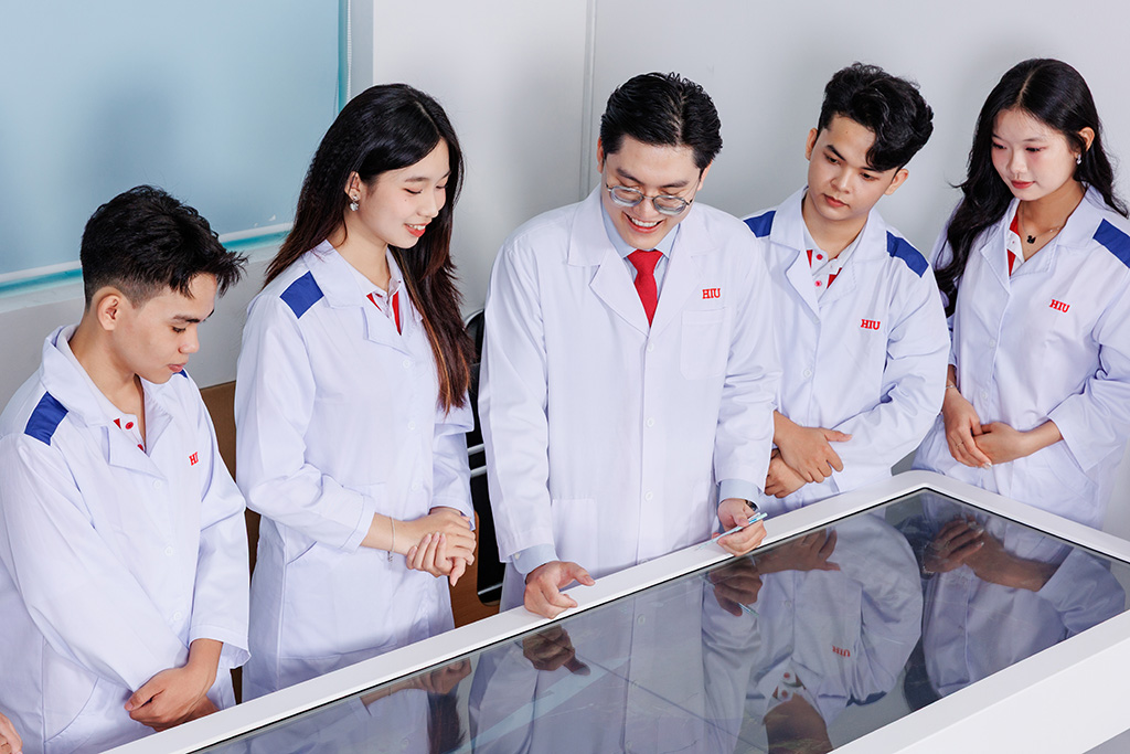Giảng viên hướng dẫn 88vv88 Y đa khoa 88vv11.com trên bàn giải phẩu 3D hiện đại nhất