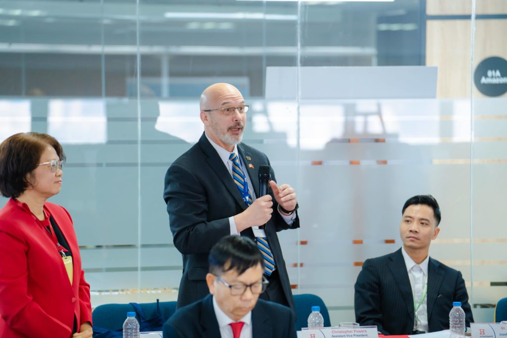 Hình ảnh này chưa có thuộc tính alt; tên tệp của nó là Ong-Christopher-Powers-Pho-Chu-tich-Ho-tro-phu-trach-Sang-kien-Quoc-te-Dai-hoc-Towson-bay-to-su-quan-tam-dac-biet-den-cac-chuong-trinh-nhu-chuoi-chung-chi-ngan-han-41-de-vao-bac-1024x683.jpg