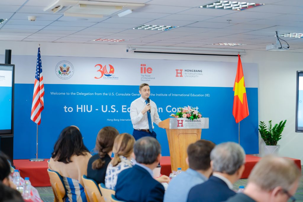 Hình ảnh này chưa có thuộc tính alt; tên tệp của nó là Ong-Justin-Walls-%E2%80%93-dai-dien-Tong-Lanh-su-quan-Hoa-Ky-tai-TP.HCM_-1024x683.jpg