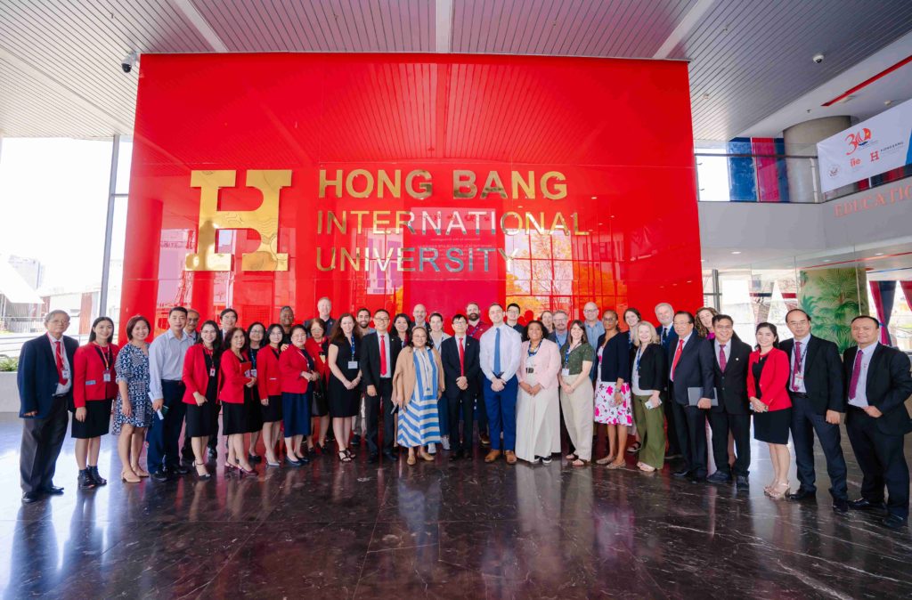 Hình ảnh này chưa có thuộc tính alt; tên tệp của nó là Phai-doan-20-truong-DH-hang-dau-Hoa-Ky-chup-chung-voi-BGH-va-lanh-dao-cac-khoa-Truong-Dai-hoc-Quoc-te-Hong-Bang-2--1024x674.jpg