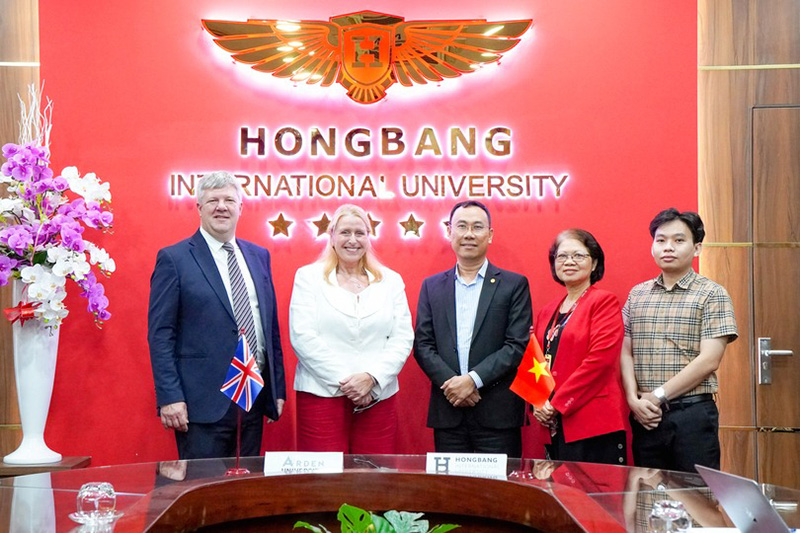 ThS Nguyễn Ngọc Tuấn, phó hiệu trưởng 88vv23.com ký kết hợp tác với Trường 88vv Arden (Anh) - Ảnh: 88vv23.com