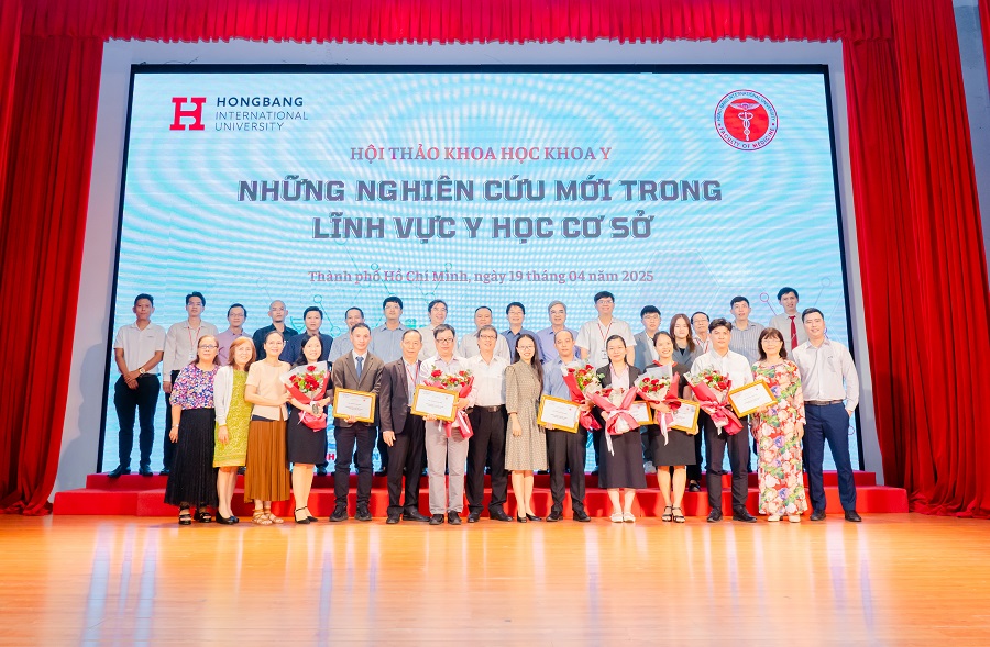 Ban Lãnh đạo 88vvv.com cùng quý Thầy Cô là Trưởng bộ môn, giảng viên, kỹ thuật viên, các khách mời và nhà tài trợ chụp ảnh lưu niệm tại Hội thảo Khoa học chuyên đề ngày 19/4/2025.
