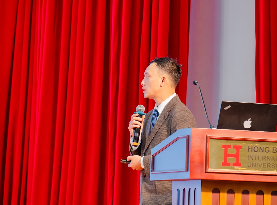 ThS. Trần Trung Dũng, bộ môn Hóa sinh trình bày báo cáo