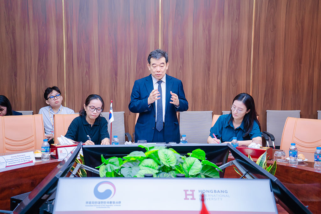 Tổng lãnh sự GS. Shin Choong IL (giữa) và các thành viên trong đoàn