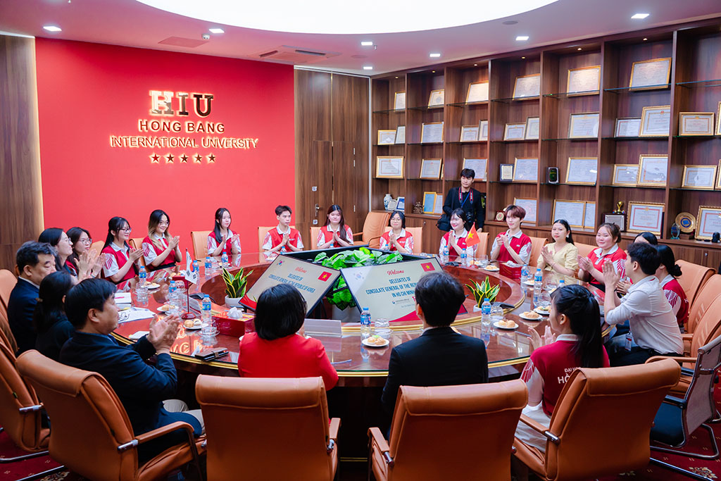 Sinh viên ngành Ngôn ngữ Hàn Quốc giới thiệu và trò chuyện thân mật cùng Ngài Tổng lãnh sự
