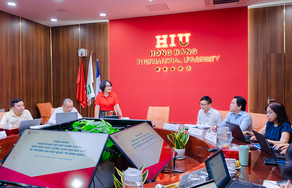 Bà Trần Bích Huệ - Trưởng phòng Quản lý kiểm định chất lượng giáo dục, Cục Quản lý chất lượng phát biểu tại buổi 88vv23