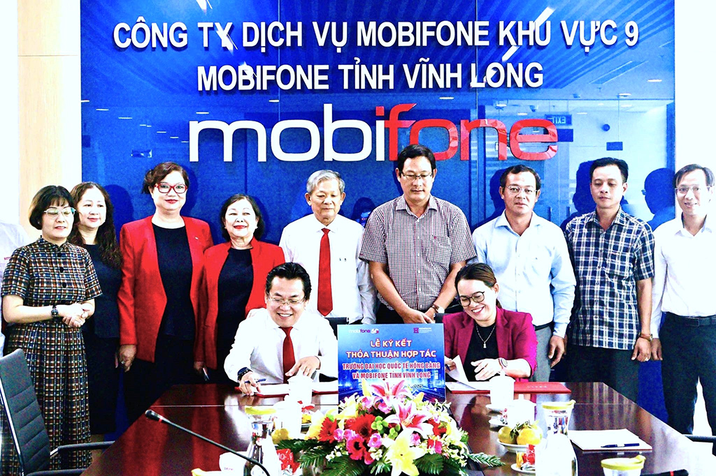 Đại diện Ban giám hiệu 88vv23.com  ký kết biên bản ghi nhớ hợp tác MOU cùng  Lãnh đạo Mobifone Khu vực 9 tại tỉnh Vĩnh Long