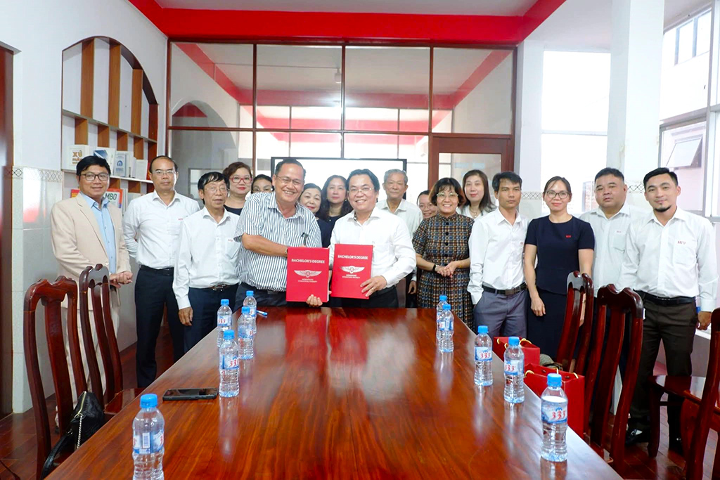 Đại diện Ban giám hiệu 88vv23.com ký kết MOU cùng đại diện Công ty Delta Logistics tại Sóc Trăng