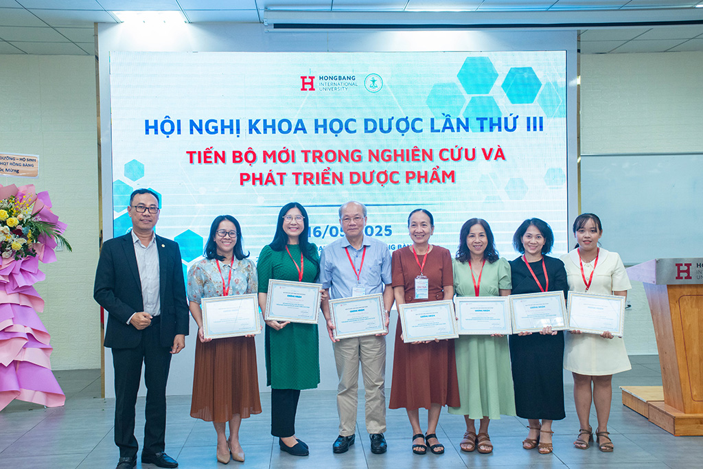 ThS. Nguyễn Ngọc Tuấn – Phó Hiệu trưởng 88vv23.com (bìa trái) trao giấy chứng nhận cho Ban chủ tọa Hội nghị khoa học Dược lần III
