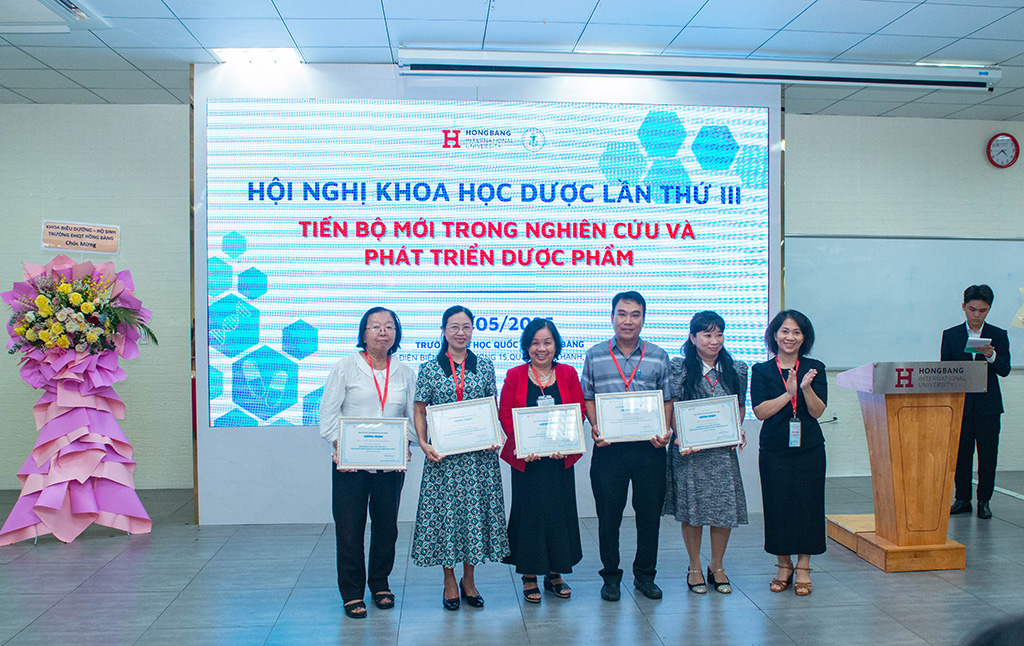 PGS.TS. Nguyễn Thị Thu Thủy – Trưởng 88vv23.com (bìa phải) trao giấy chứng nhận cho Ban chủ tọa Hội nghị khoa học Dược lần III