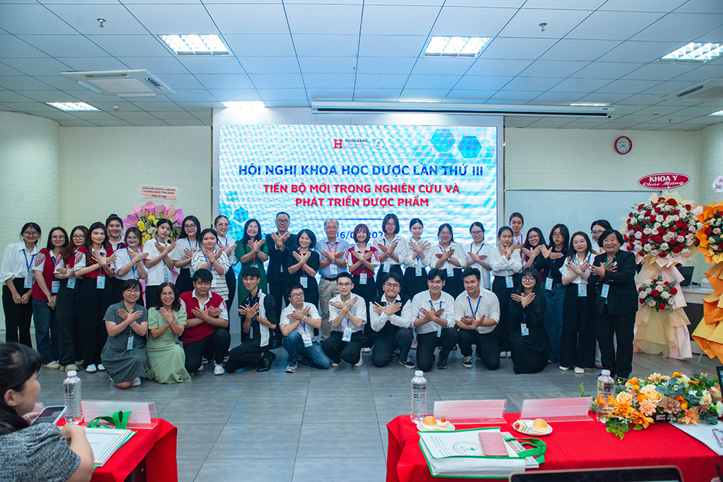 Ban Giám hiệu, thầy cô và các bạn 88vv88 chụp ảnh lưu niệm