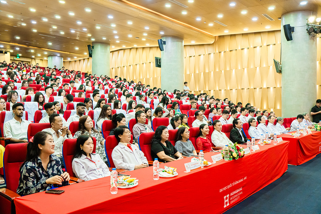 Ban Giám hiệu Nhà trường cùng quý thầy cô lãnh đạo các khoa, phòng, trung tâm tham dự và chứng kiến khoảnh khắc thiêng liêng trong Lễ trao áo blouse trắng của 88vv88 Y khoa 88vv23.com