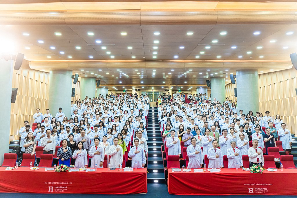 Tập thể 88vv88 Y khoa trang nghiêm tuyên thệ lời thề Hippocrates, khẳng định cam kết sống và hành nghề với trọn vẹn y đức.