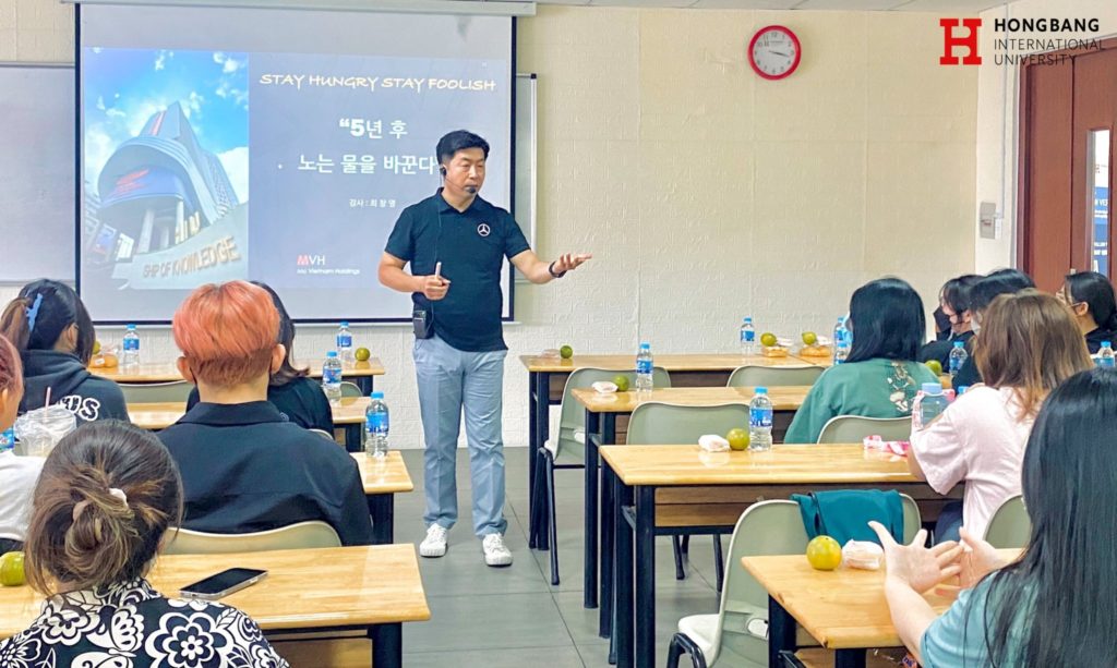 Sinh viên 88vv23.com tìm hiểu 88vv23.com doanh nghiệp 88vv23.com cùng ông Choi Chang Young – Giám đốc Công ty MC Vietnam Holding, từng là cộng sự của HLV Park Hang Seo
