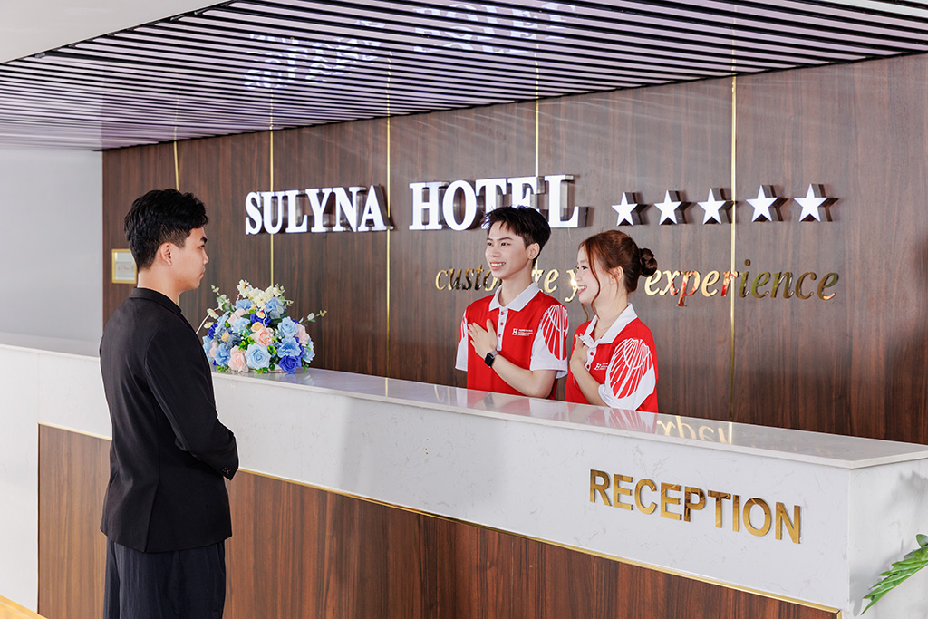 Sinh viên được 88vv11.com trực tiếp tại khách sạn Sulyna nằm trong khuôn viên nhà trường