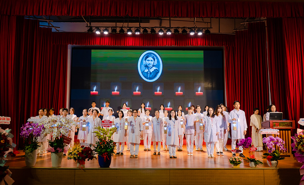 Đội ngũ giảng viên của khoa đã cùng thực hiện nghi thức truyền thống (Nghi thức truyền lửa) tại buổi lễ 88vvv.