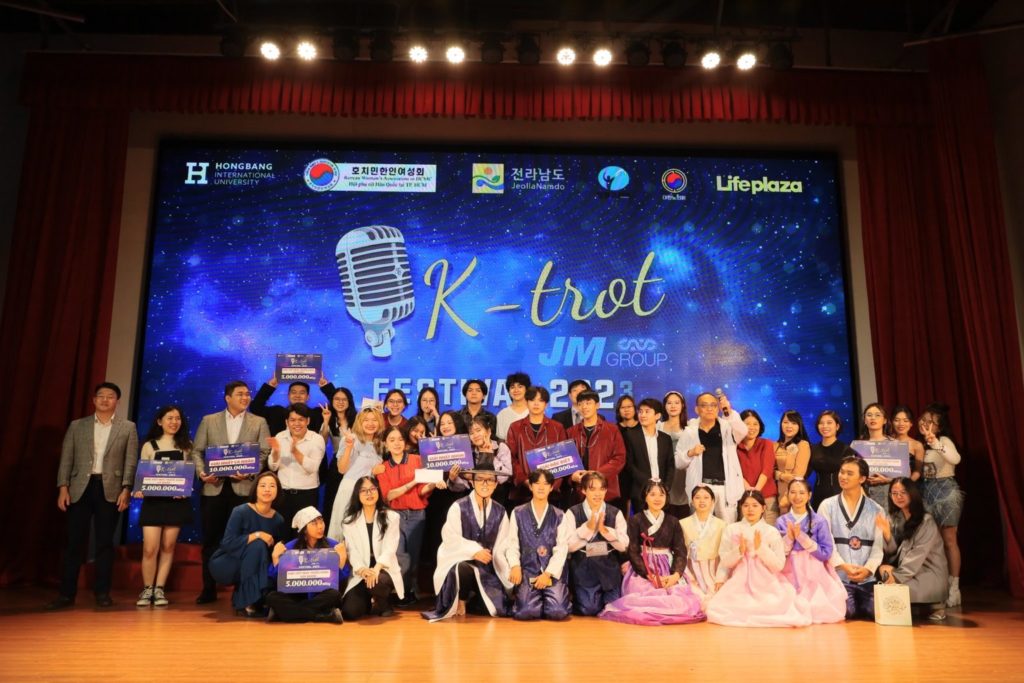 Đại nhạc hội K – TROT diễn ra tại Trường Đại học Quốc tế Hồng Bàng