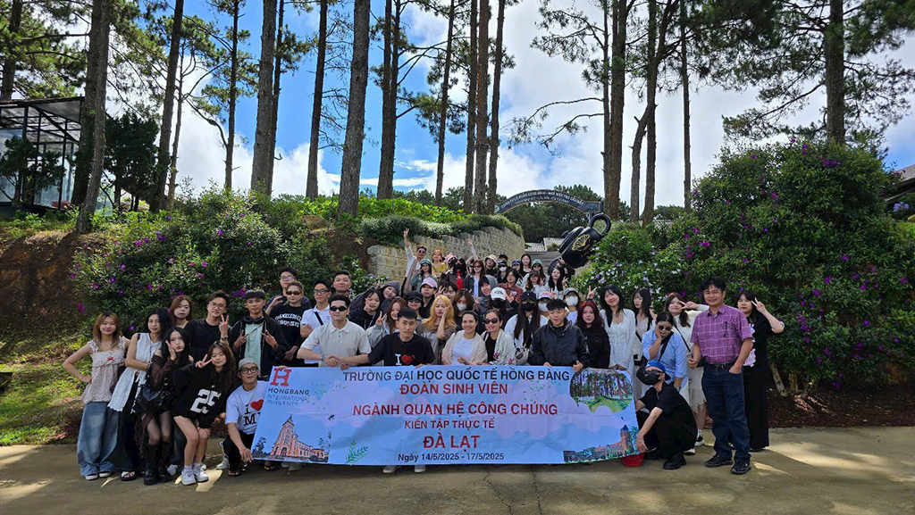 Sinh viên ngành Quan hệ công chúng 88vv23.com chụp ảnh lưu niệm trong kỳ Kiến tập thực tế tại Đà Lạt