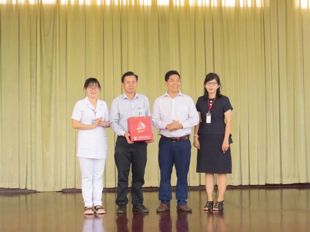 Đoàn Kiến tập ngành Tâm lý học của  88vv23.com trao quà tặng lưu niệm đến Ban Giám đốc và nhân viên Bệnh viện Tâm thần Bà Rịa Vũng Tàu