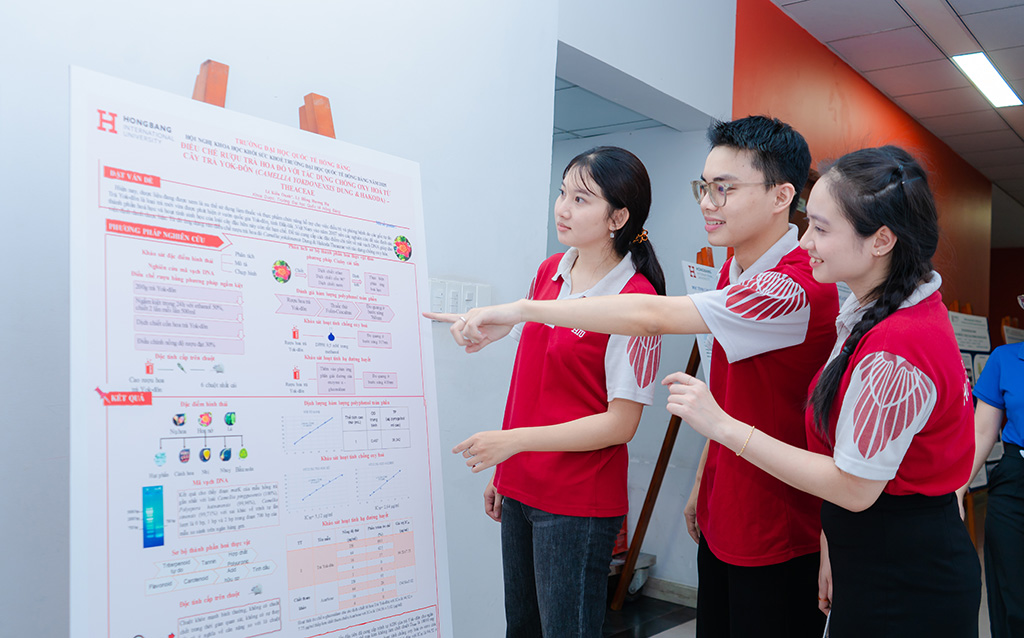 Sinh viên 88vv23.com tham quan triễn lảm Poster tại Hội nghị Khoa học của Nhà trường. 