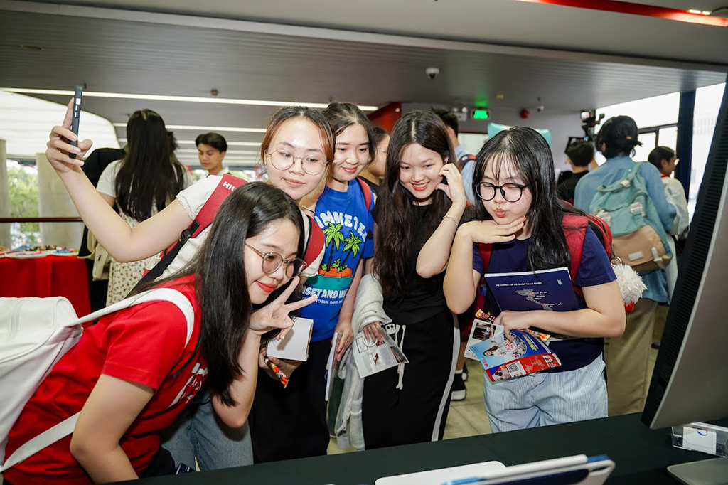 Các bạn 88vv88 88vv23.com hào hứng chụp ảnh check-in trước giờ trao giải