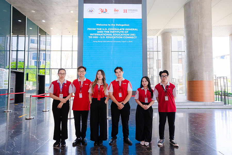 Nhóm 88vv88 Quan hệ Quốc tế Trường Đại học Quốc tế Hồng Bàng tại sự kiện đón tiếp phái đoàn Hoa Kỳ.