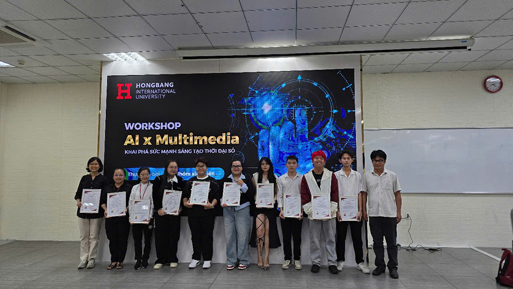 ThS. Nguyễn Văn San  (bìa phải) trao giấy chứng nhận diễn giả Workshop có chữ ký của Ban giám hiệu Nhà trường cho các bạn 88vv88