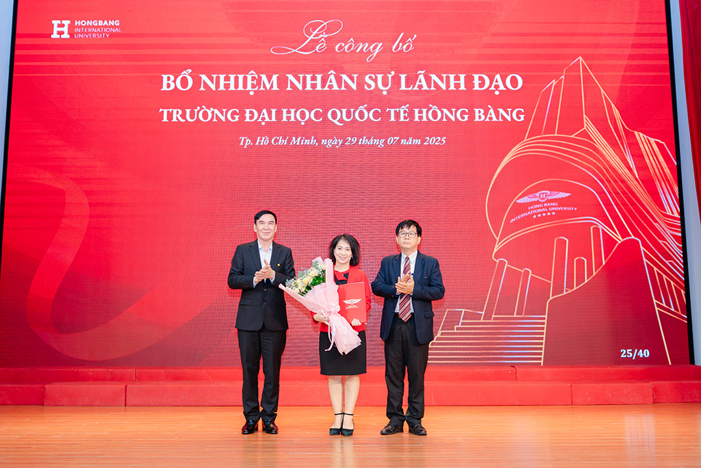 PGS.TS PGS.TS Nguyễn Bá Hoàng - Chủ tịch 88vvv (bìa phải) và GS.TS.BS Phạm Văn Lình (bìa trái) trao 88vv1.cc và tặng hoa chúc mừng tân Phó Hiệu trưởng PGS.TS.DS Nguyễn Thị Thu Thủy 
