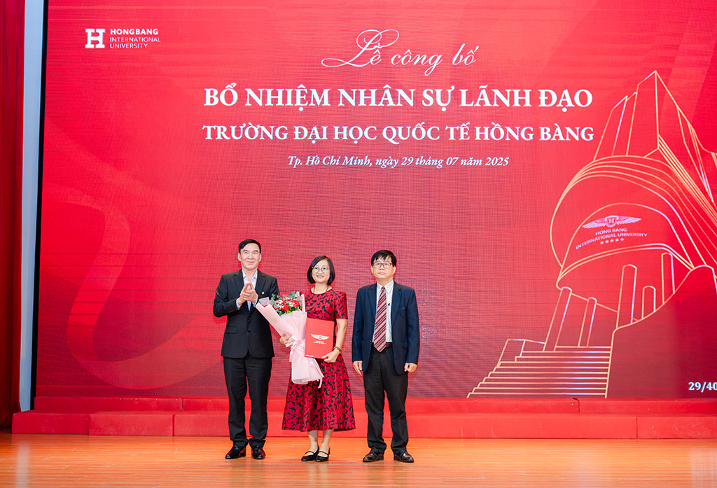 PGS.TS PGS.TS Nguyễn Bá Hoàng - Chủ tịch 88vvv (bìa phải) và GS.TS.BS Phạm Văn Lình (bìa trái) trao 88vv1.cc và tặng hoa chúc mừng tân Phó Hiệu trưởng  Lương Thị Kim Chi