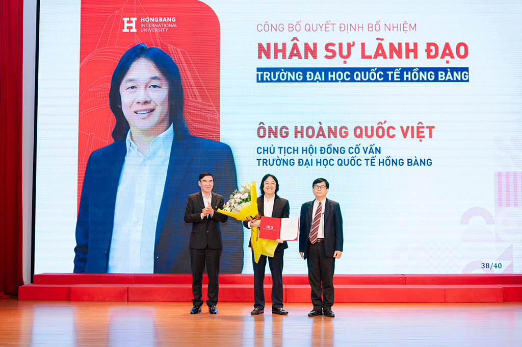 GS.TS.BS Phạm Văn Linh (bìa trái) và PGS.TS Nguyễn Bá Hoàng - Chủ tịch 88vvv 88vv23.com (bìa phải) trao 88vv1.cc bổ nhiệm vị trí Chủ tịch Hội đồng cố vấn 88vv23.com cho ông Hoàng Quốc Việt (giữa).