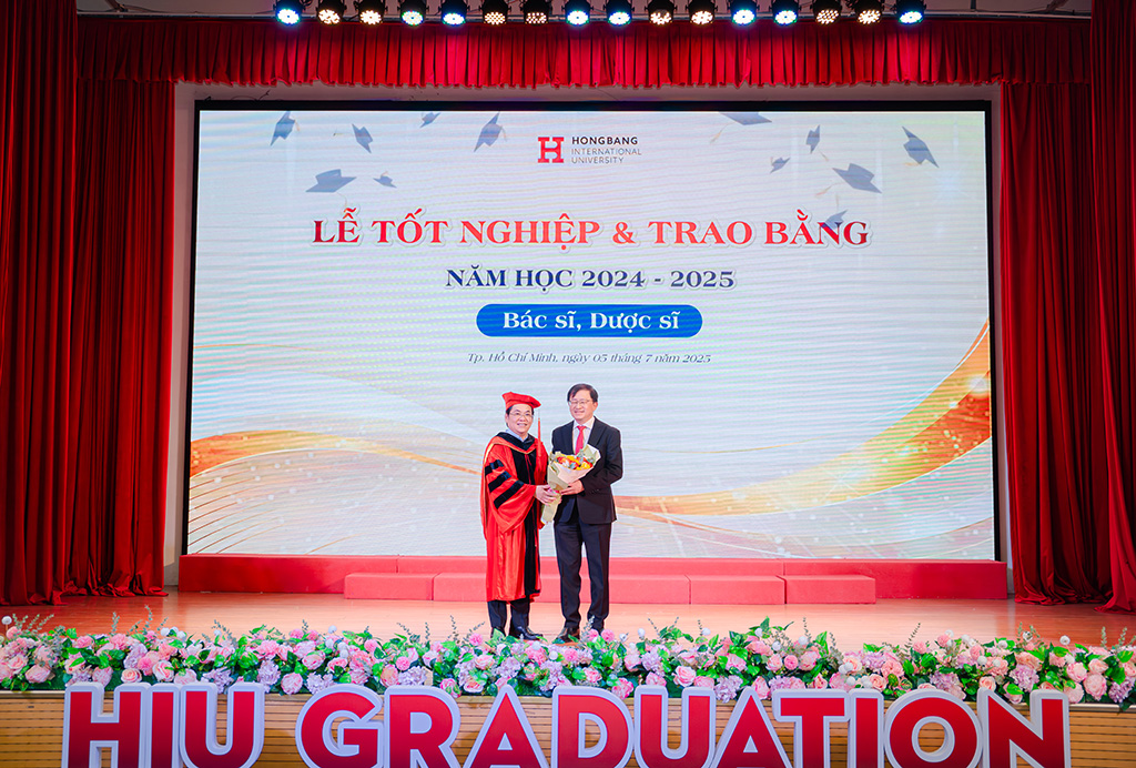 PGS.TS Nguyễn Hữu Huy Nhựt (trái) tặng hoa tri ân đến GS.TS.BS Phù Chí Dũng