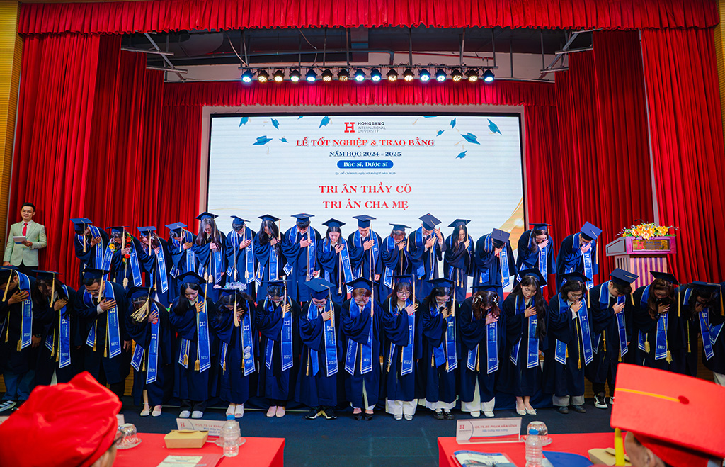 Các tân khoa trong Nghi thức Tri ân Thầy Cô và Cha Mẹ