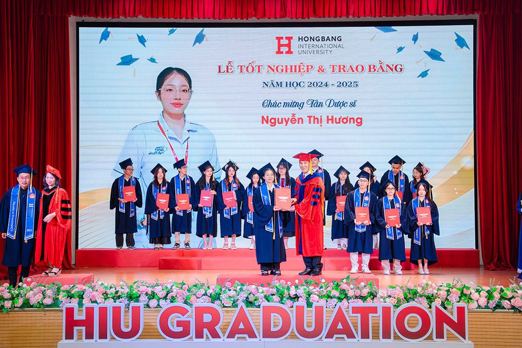 GS.TS.BS Phạm Văn Lình - Hiệu trưởng 88vv23.com trao bằng tốt nghiệp cho các tân khoa