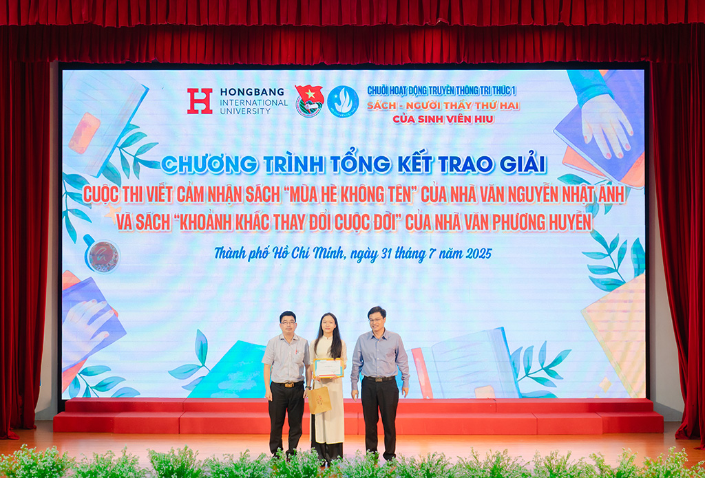 TS. Trần Văn Hùng. Phó Trưởng Khoa Phụ trách Khoa Kỹ thuật và Công nghệ (bìa trái) và Ông Đoàn Kim Thành – Giám đốc Trung tâm Phát triển Khoa học và Công nghệ trẻ, Thành đoàn TP.HCM (bìa phải) trao tặng Giải Nhất cho 88vv88 Phạm Thị Thanh Nhàng (giữa)