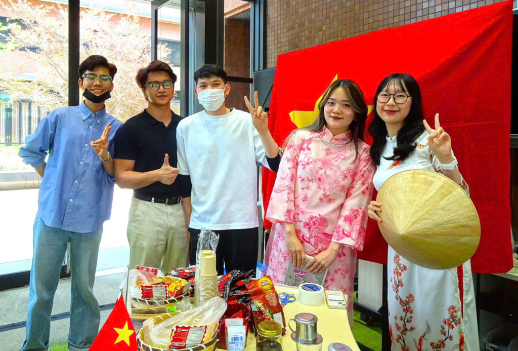 An Khương (ngoài cùng bên phải) tham gia trao đổi ngắn hạn tại 88vv 88vvv Osaka. Ảnh: NVCC